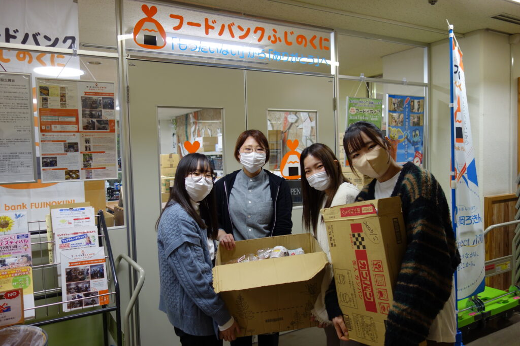 静岡福祉医療専門学校の皆さんから食品を寄贈していただきました。